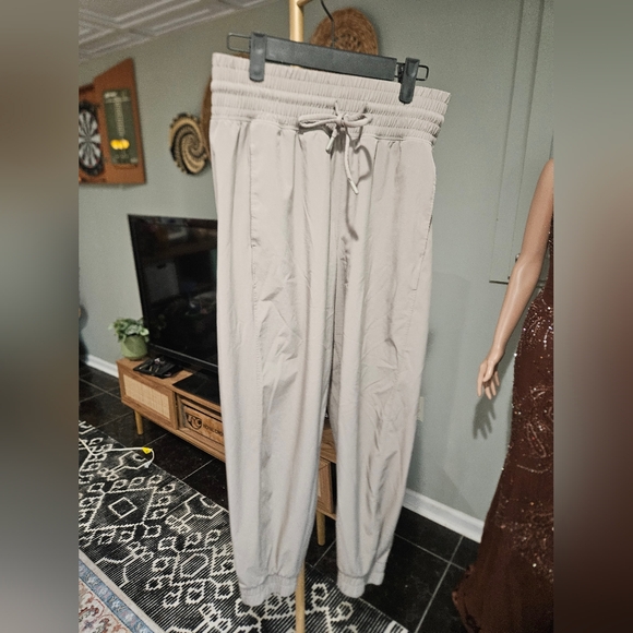 Abercrombie YPB motionTEK Joggers  High Rise In Oat. Size Small Short - Picture 11 of 16